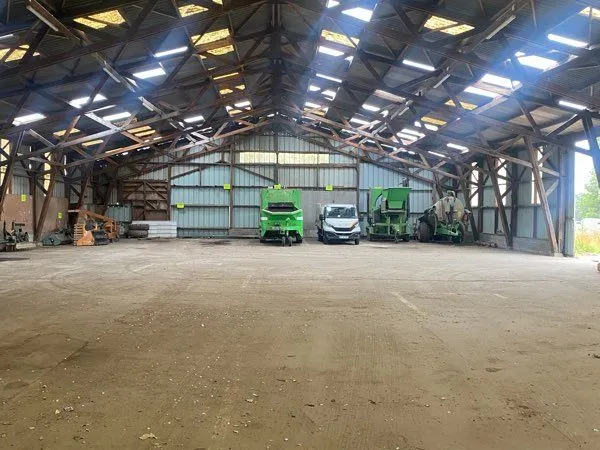 Entrepôt et garage de 1 607 m² sur un terrain de 6 640 m²