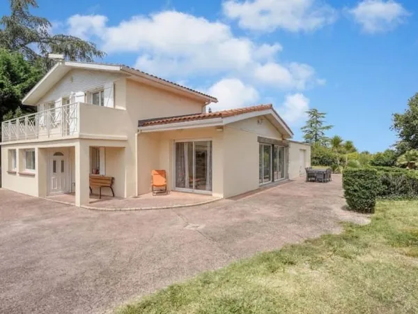 Maison T4 avec piscine, climatisation gainable et grand garage ?
