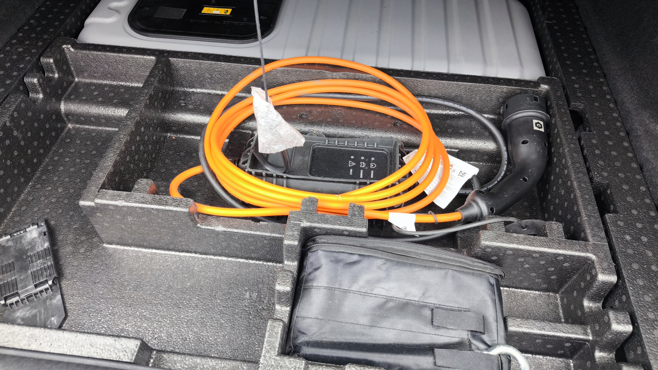 Peugeot 308 SW PHEV 180 e-EAT8 — photo 37