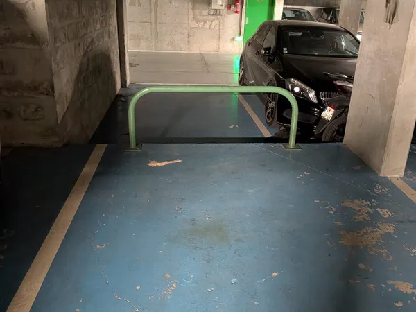 Loue parking - 8m²