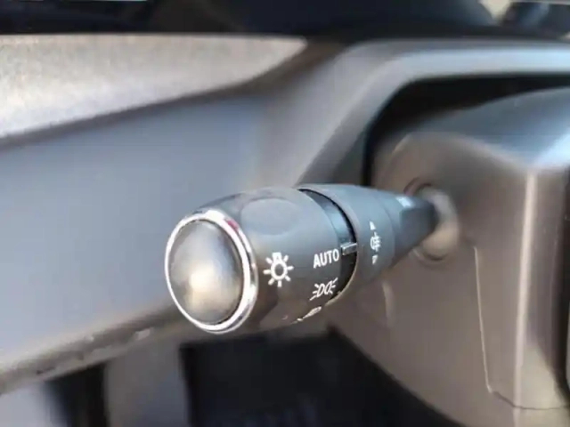 Peugeot 308 phev 180ch allure pack e-eat8 — photo 14