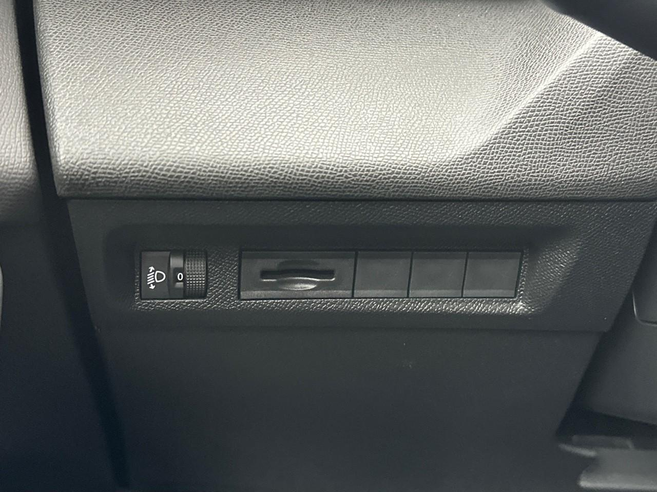 Peugeot 308 hybrid 145 e-dcs6 allure — photo 16