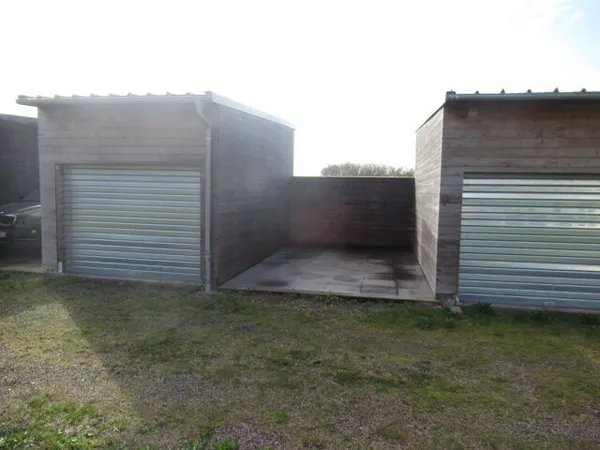Ensemble immobilier de 4 garages et 3 places de parking!!!