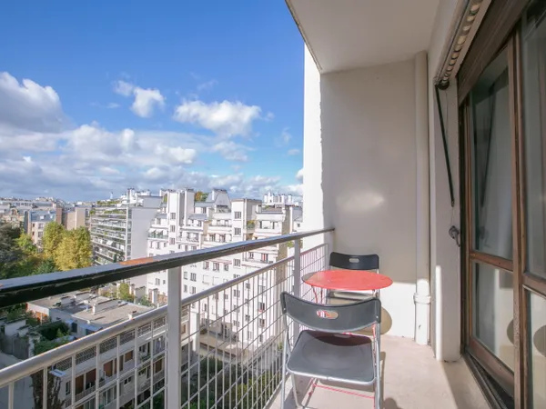 Une perle rare. 31 m² au 8e étage, balcon de 4 mètres sans vis-à-vis, aménagé par un architecte d'in