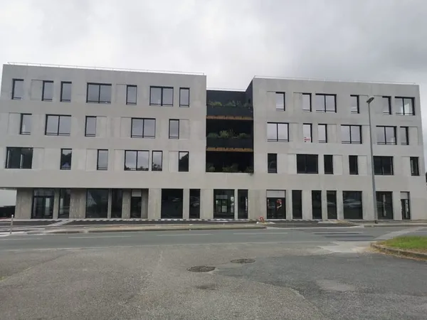 LOCAL COMMERCIAL AVEC VITRINES 287 M2 - NEUF - ZONE D'ACTIVI