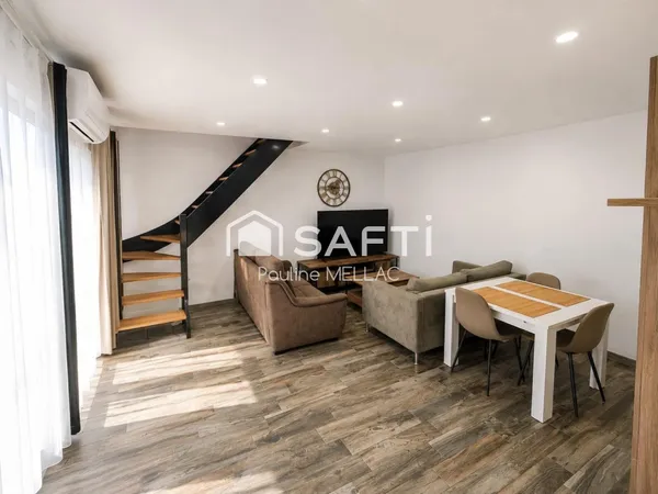 Situé sur la commune de Mâcon à proximité du centre et des commerces cet appartement en duplex rénov