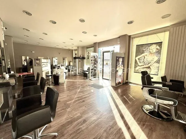 Boutique 1 pièce 74 m²