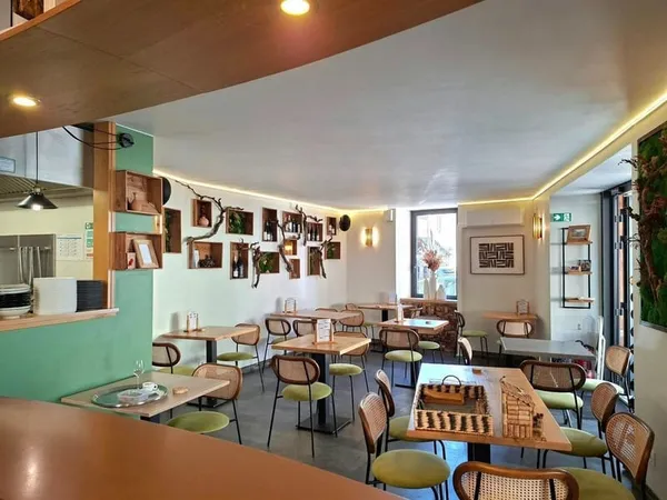 Idéalement situé au coeur du centre-bourg de Rignac, ce fonds de commerce offre une activité diversi