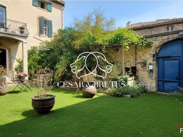 Vends bastide - 252.5 m² - 10 pièces, 6 chambres - Rochegude 26790