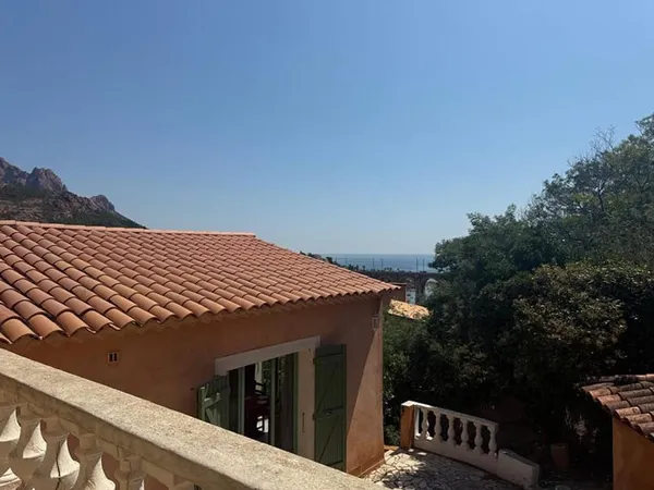 Appartement 81 m² à rénover - Vue dégagée sur l'Esterel et aperçu mer - À 200 mètres de la plage - P