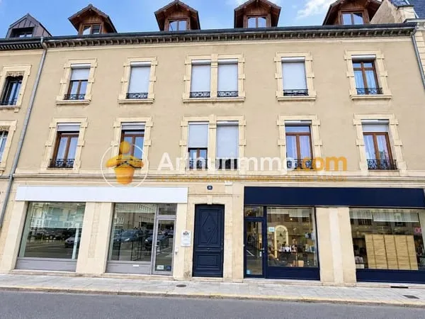 À VENDRE - Immeuble de rapport avec 6 appartements et 2 locaux commerciaux