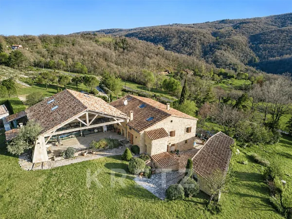 Maison 11 pièces 465 m²