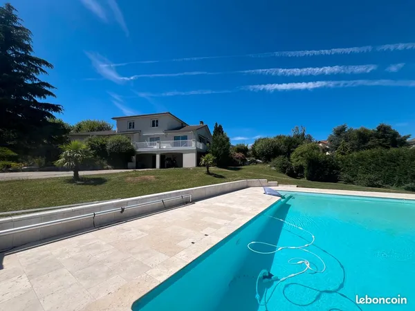 Magnifique villa au bord du golf