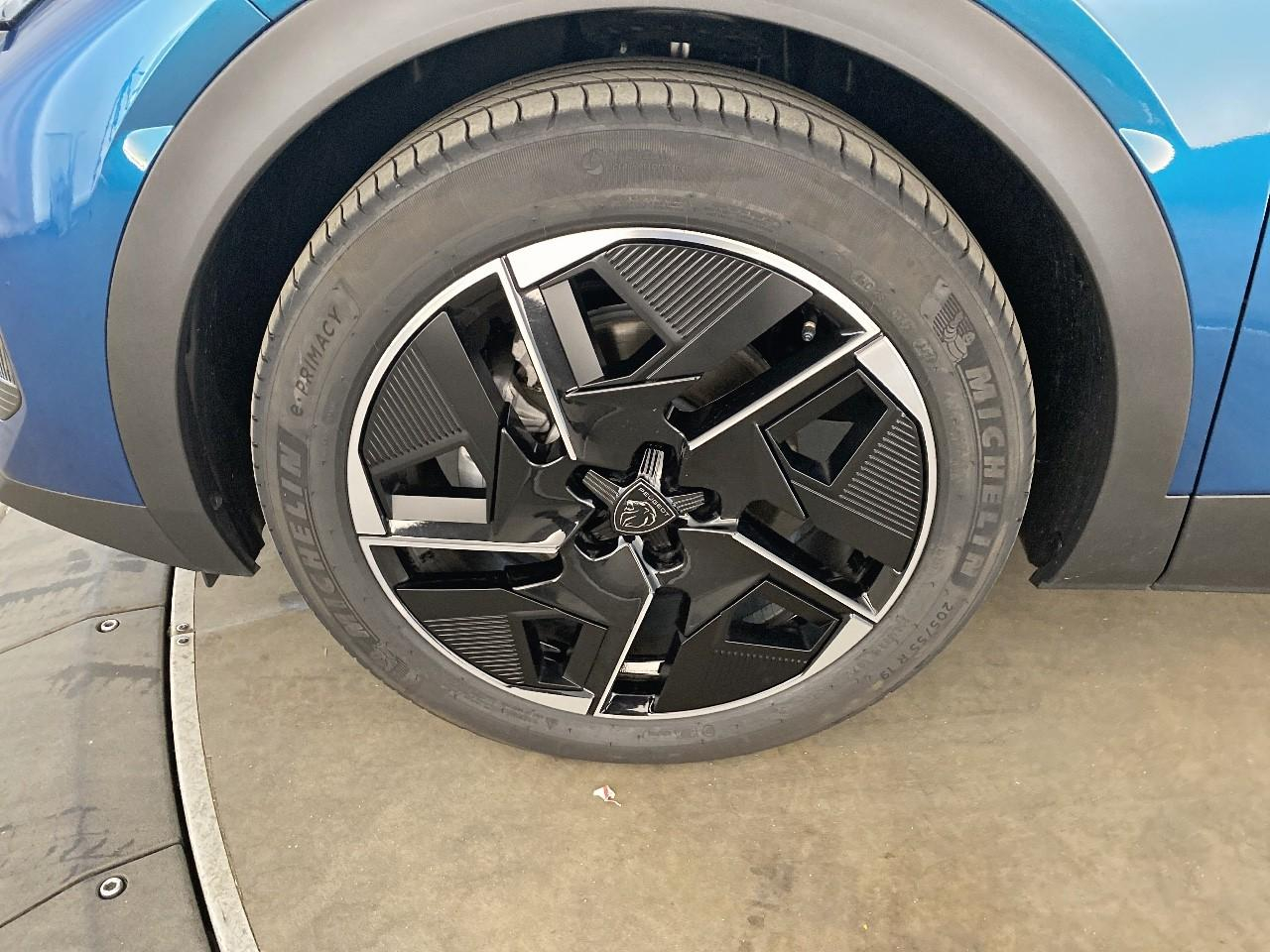 Peugeot 408 hybrid 145 e-dcs6 gt — photo 11