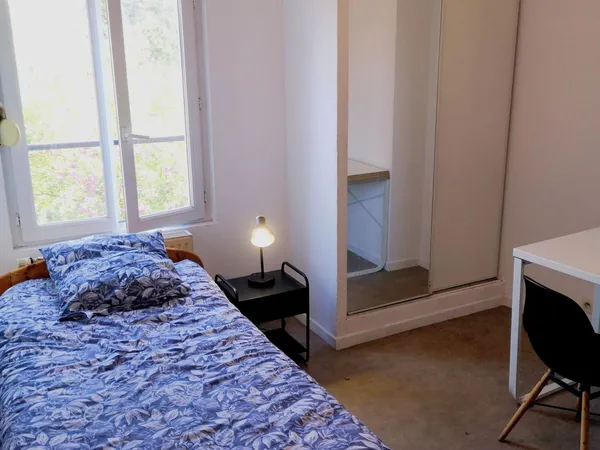 Chambre meublée dans colocation