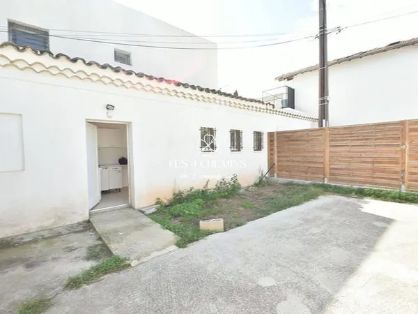 Studio 1 pièce 120 m²