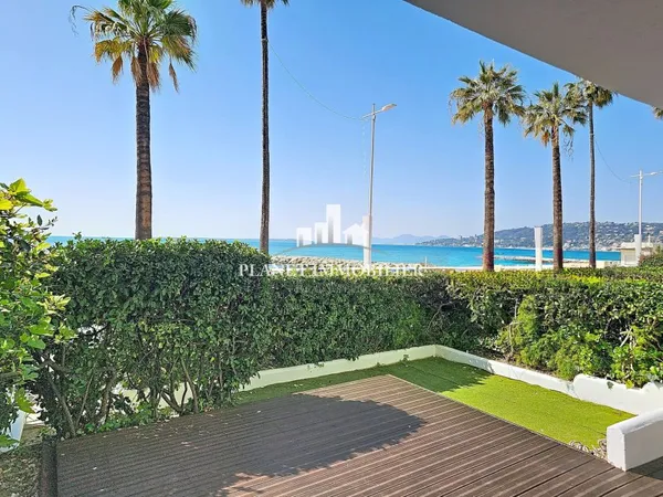 JUAN LES PINS FRONT DE MER GRAND 3 PIECES TERRASSE PARKING