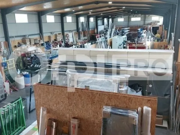 Local commercial 1 600 m²