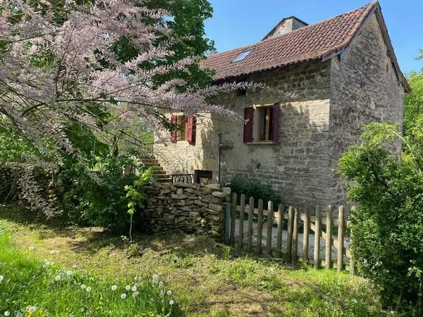 Proche Caylus, à l'orée d'un hameau, Belle maison ancienne restaurée