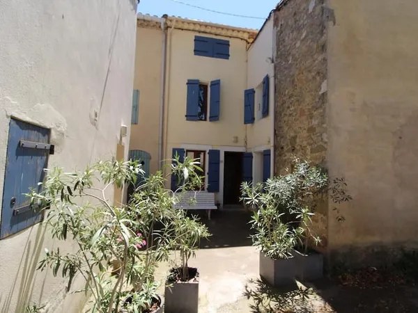 Maison de village joliment rénovée avec terrasse et gîte séparé d'une chambre