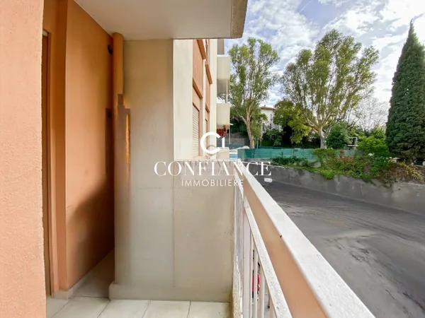 (06300) NICE PORT 2 PIECES RENOVE TERRASSE a deux pas du port e