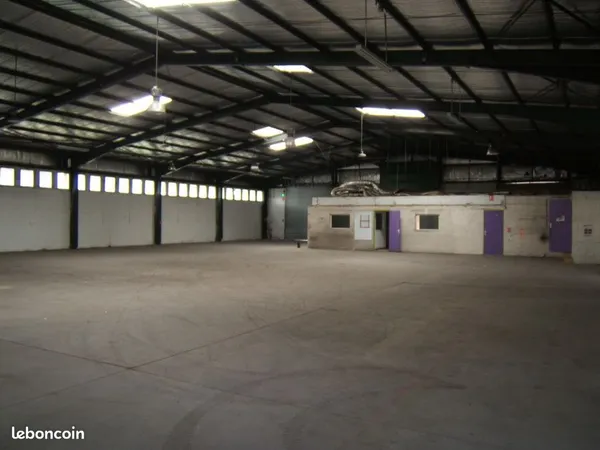 Entrepôts de 900m² dont bureaux climatisés
