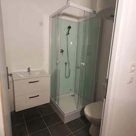 Grand Studio avec coin nuit - 27 m² - Bédarieux centre