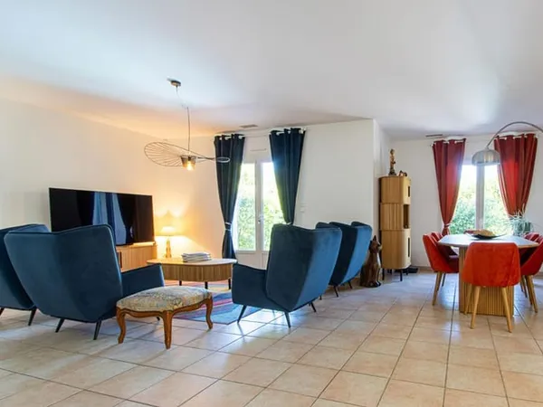 VILLA avec Piscine Grand Jardin - MOUSSAN