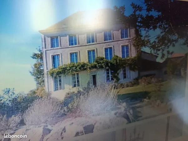 Grande maison de caractère, proche commerces, axe Poitiers /Ruffec