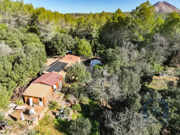 Cabanon sur terrain naturel de 10 740 m2