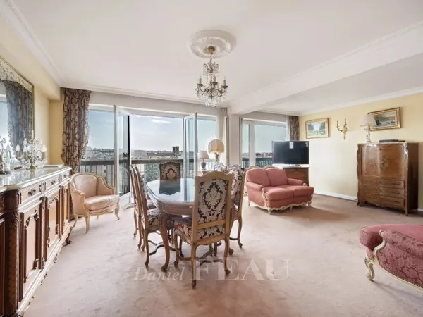 Paris 9e - Rochechouart/Place Turgot - Etage élevé aux vues dégagées