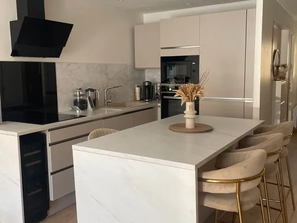 ✨ COUP DE CŒUR - Appartement avec terrasse exceptionnelle et dépendance - Centre de Cogolin ✨