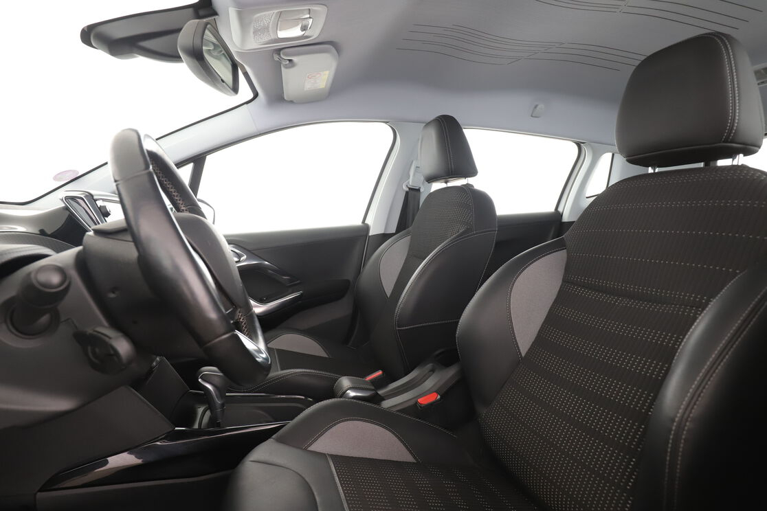 Peugeot 2008 1.2 PureTech Allure EAT6 — photo 9