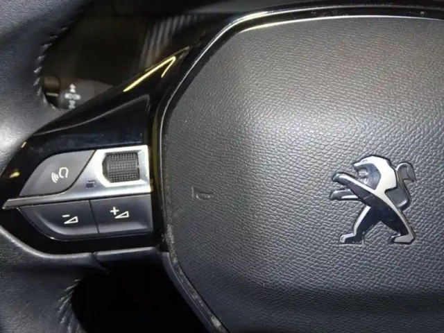 Peugeot 2008 e- 136ch allure business — photo 14