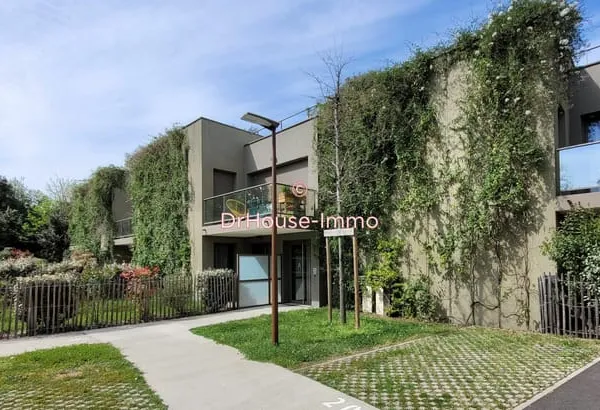APPARTEMENT T4 EN RDC AVEC JARDINS, TERRASSES ET 2 PARKINGS COUVERTS