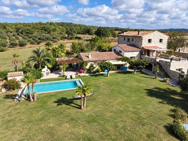 Entre Uzès et Nîmes - Mas de caractère 360 m², piscine, 1,7 ha et vignes Maison à vendre 9 pièces (3