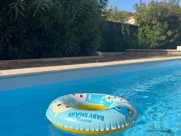 Villa climatisée dans un domaine, piscines, piscine proche des plages et à 5 min de TGV