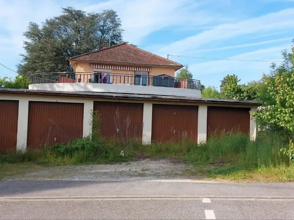 Parcelle avec 5 garages