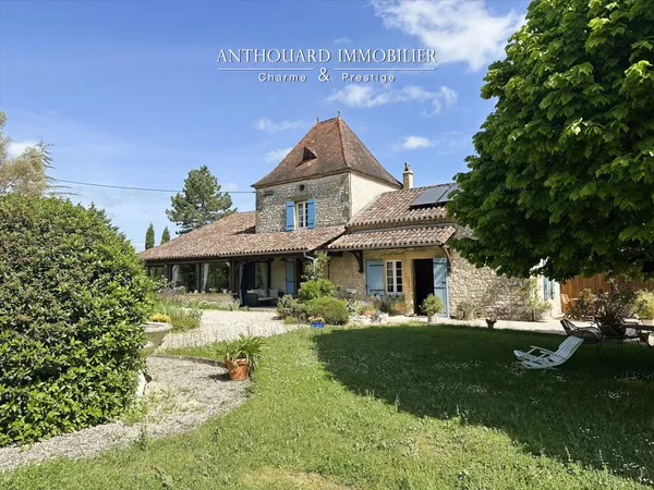 Maison de charme traversante avec piscine et garage sur 1,8 ha