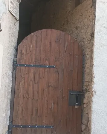 Caves anciennes dans les remparts de Mons