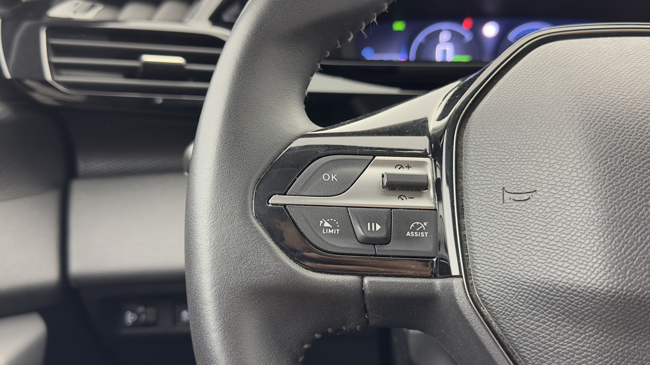 Peugeot 308 SW PHEV 180 e-EAT8 — photo 13