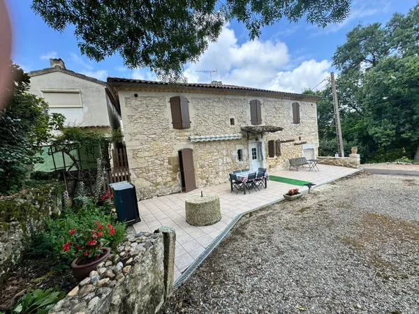Belle propriété de caractère en pierre avec piscine.
