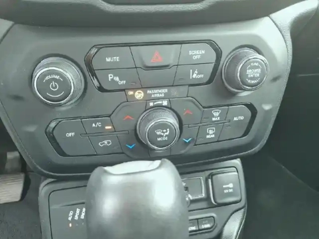 Jeep Renegade 1.3 turbo t4 190 ch phev at6 4xe eawd edition limitee central park — photo 13