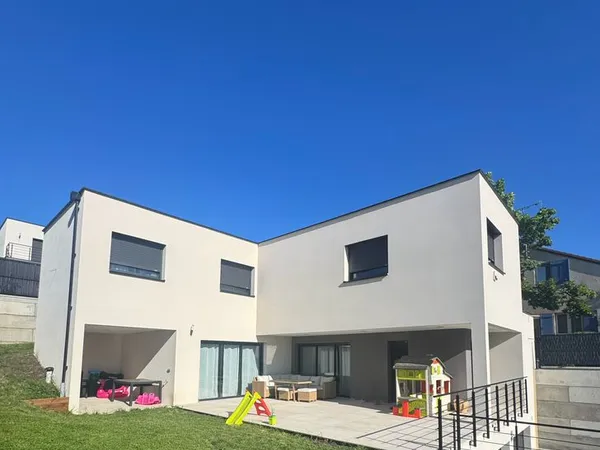Maison contemporaine 2023 • 200 m² habitables • 4 chambres • Sous-sol 140 m² • DPE A