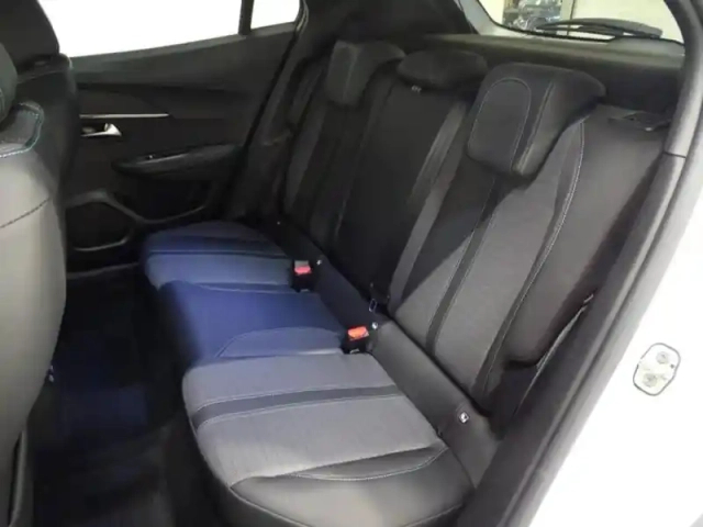 Peugeot 2008 1.2 puretech 130ch s&amp;s allure pack — photo 11