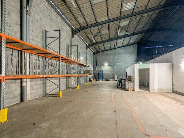 Local d'activité 200 m²