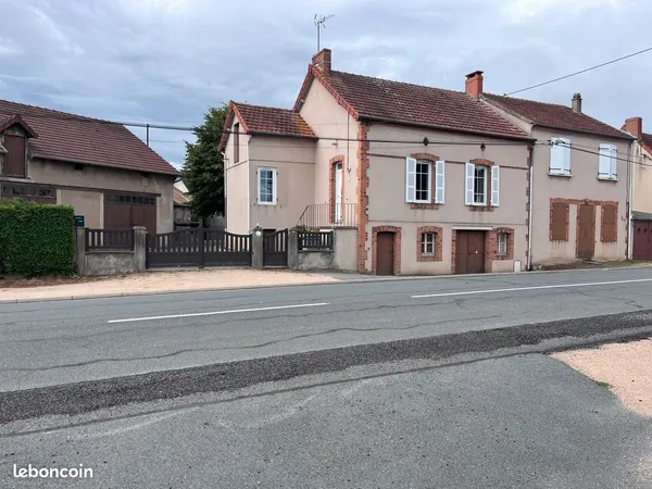 Maison rénovée avec appartement, garage 100 m² et hangar