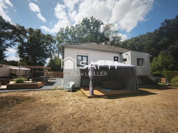 Maison atypique pleine de charme avec jardin clos sans vis-à-vis, à deux pas des écoles et commerces