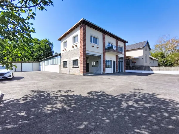 Local commercial et bureau (109m²) + entrepôt (440 m²) à louer Malemort