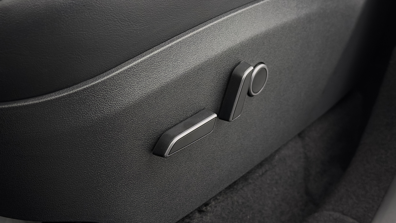 Tesla MODEL Y Standard RWD — photo 11